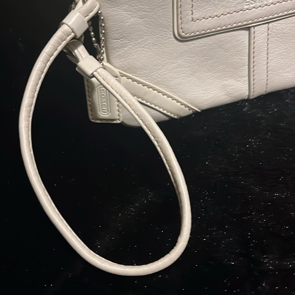 Coach White Leather Wristlet * COA Included - Picture 2 of 9